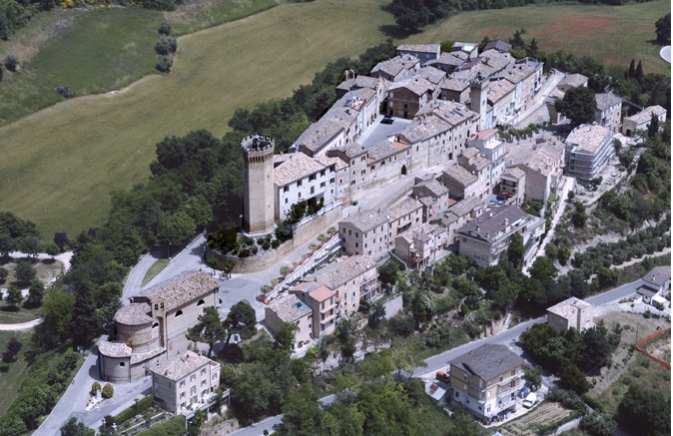 #lemarchemagic #medievalvillages #lemarche #Maglianoditenna #Magliano #castles #Moresco