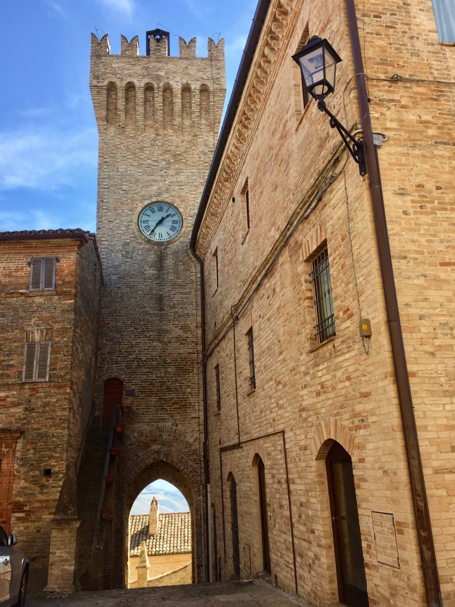 #lemarchemagic #medievalvillages #lemarche #Maglianoditenna #Magliano #castles #Moresco