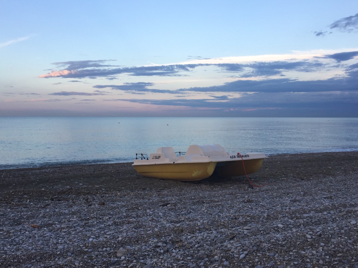 #lemarchemagic #Italian_vacations #kitsurfingItaly #marinapalmense #tribalkite